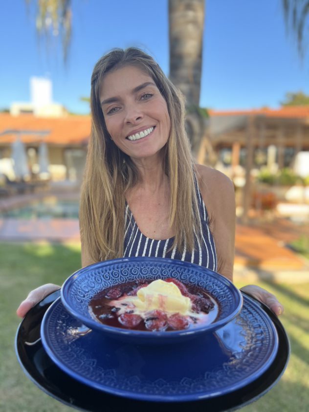 Frutas vermelhas flambadas na cachaça