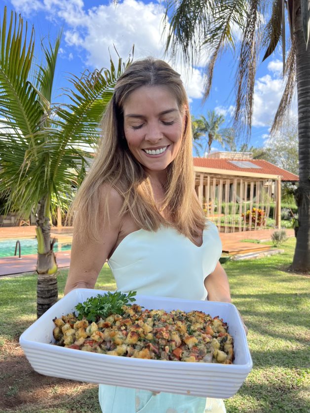Salmão assado com croutons e alcaparras