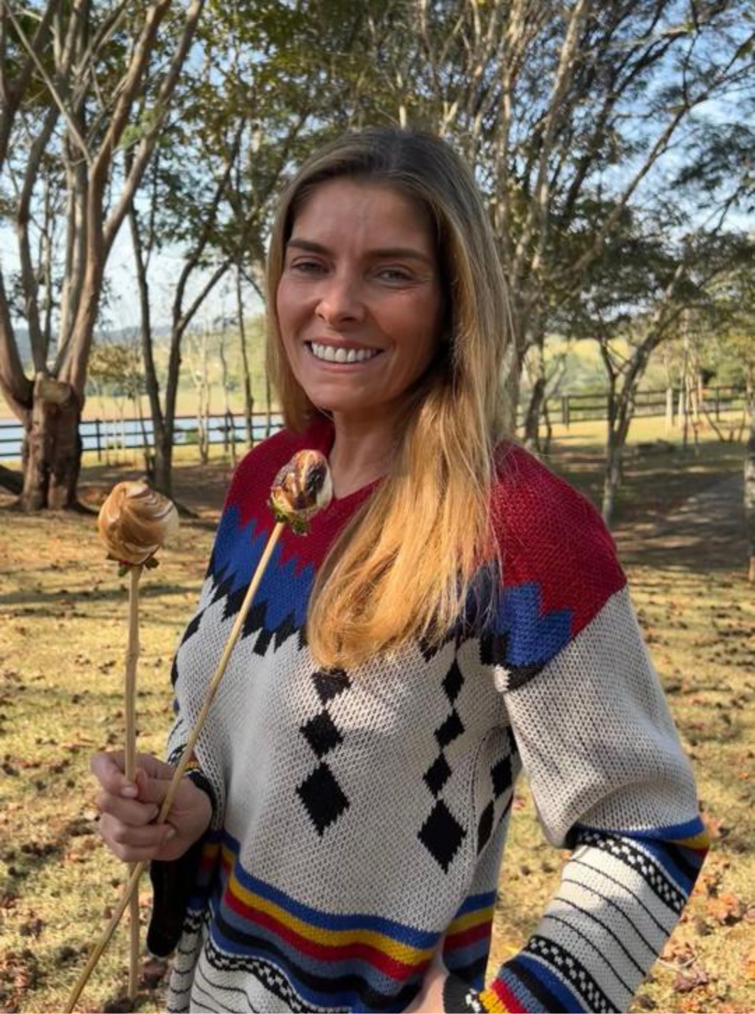 Morangos com marshmallow caseiro na fogueira
